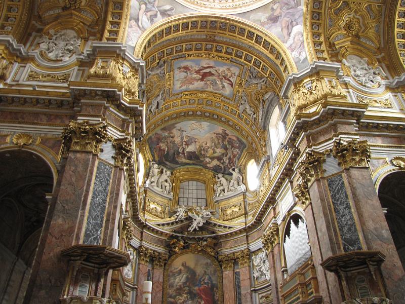 san carlo al corso_plafond.jpg - Ook het plafond is rijk gedecoreerd.